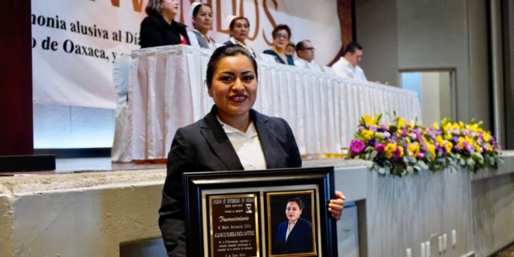 Reconocen a profesionales de enfermería en Oaxaca