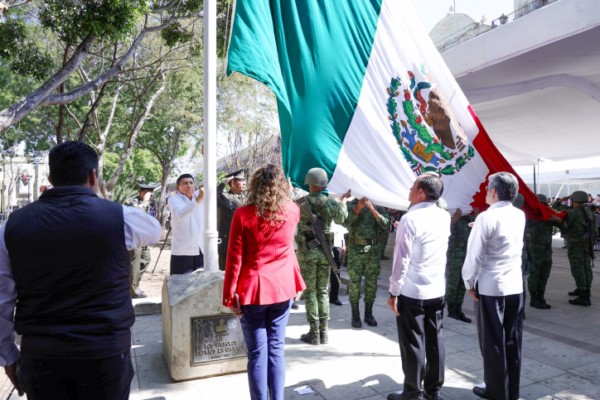 la reposición y abanderamiento de 27 instituciones educativas de la entidad