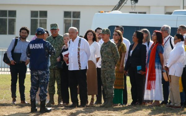 Presidente constata arribo a Acapulco de enseres domésticos provenientes de China; más de 190 mil paquetes han sido entregados a familias afectadas