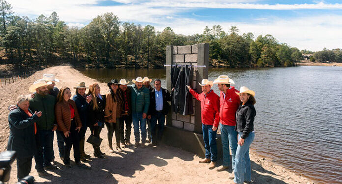 Entrega Esteban 210 macrobordos de abrevadero para que productores duranguenses hagan frente a la sequía