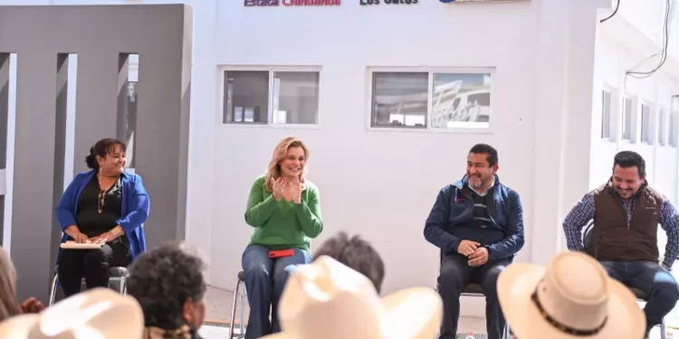 Entrega Maru Campos rehabilitación de 43 km de caminos y de 54 viviendas en Satevó