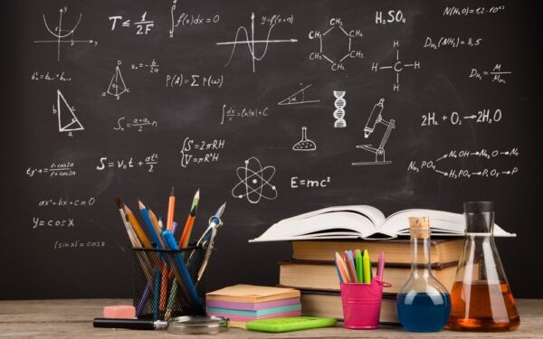 Establecer en la Constitución derecho a una beca universal para educación, plantean en el Senado