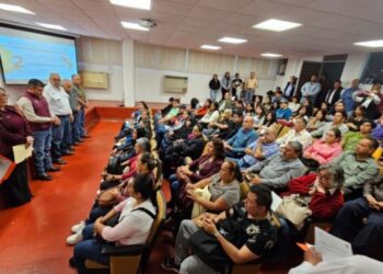 REALIZAN CON ÉXITO SEGUNDO ENCUENTRO APÍCOLA EN TAMAULIPAS Ciudad Victoria, Tamaulipas. – La Secretaría de Desarrollo Rural, Pesca y Acuacultura en coordinación con los productores apícolas realizó el Segundo Encuentro Apícola denominado “Oportunidades de Desarrollo en el Campo”, donde el objetivo principal es resaltar la importancia de la biodiversidad y promover la protección de las abejas, abordar los problemas relacionados con el suministro de alimentos y contribuir a la seguridad alimentaria. “La ideología del gobernador, Américo Villarreal Anaya es que las cosas se hagan y que se hagan bien, decirles que seguiremos fomentando este tipo de actividades, el gobierno está buscando el arraigo de los jóvenes en el campo, el campo en Tamaulipas se está quedando un poquito viejo, necesitamos urgentemente ese relevo generacional”, afirmó Cuauhtémoc Amaya García, subsecretario de Desarrollo Pecuario y Forestal, en representación del secretario de Desarrollo Rural, Antonio Varela Flores. Expresó que por gestiones de gobernador y de la Secretaría de Desarrollo Rural y con la intención de apoyar a los apicultores durante este Ejercicio Fiscal 2024: “estaremos operando el programa de Mejoramiento Genético Apícola, en donde vamos a estar entregando abejas reina, además en los próximos días se estará apoyando a los productores apícolas con azúcar para alimentación de las abejas, esto con la intención de ayudarlos a pasar el invierno”. “Otro de los programas que estamos impulsando es el de Fomento a la Apicultura, el cual está enfocado hacia los jóvenes, para ellos se estará realizando un diplomado en donde se hablará sobre el todo el proceso de inducción de las abejas, además estaremos enseñando cómo producir miel, de igual manera como ampliarnos a los productos y subproductos de la miel”, resaltó el subsecretario de Desarrollo Pecuario y Forestal. El funcionario señaló que lo más importante de este programa de Fomento a la Apicultura es que las y los jóvenes que acrediten el diplomado, van a ser acreedores a 15 colmenas, además de un kit de implementos que se requieren para la producción, lo anterior con la finalidad de que los jóvenes inicien en la actividad apícola. “La intención es que al final de la administración contemos con 400 jóvenes trabajando en la apicultura, y sobre todo jóvenes arraigados en el campo produciendo, para lograr estos apoyos los invito a que hagamos sinergia y que trabajemos en equipo para sacar adelante el campo de Tamaulipas”. Dicho curso se desarrolló en el auditorio de la Facultad de Medicina Veterinaria y Zootecnia de la Universidad Autónoma de Tamaulipas, en donde se expusieron temas como: ¿Qué es la apicultura?, Los cinco pilares para una agricultura sustentable, Impacto de la apicultura en el entorno ecológico, Productos y subproductos que se obtienen de las abejas, Polinización de cultivos, así como La apicultura, una alternativa en la salud humana. Al encuentro se dieron cita María de la Luz Vargas Saavedra, jefa de la Dirección de Posgrados; Daniela San Juan Mar Manríque, coordinadora de Programas Compensatorios; José Guadalupe Martínez de León, en representación del jefe de Departamento de Educación Extraescolar; Agustín Medellín Ledezma, en representación de los apicultores; Eduardo Maraboto Martínez, director de Extensionismo Pecuario, además de productores.