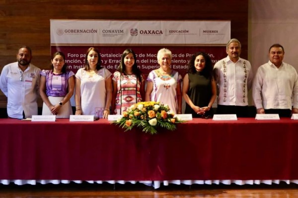 foro en el que se compartieron buenas prácticas para brindar orientación y atención a las estudiantes