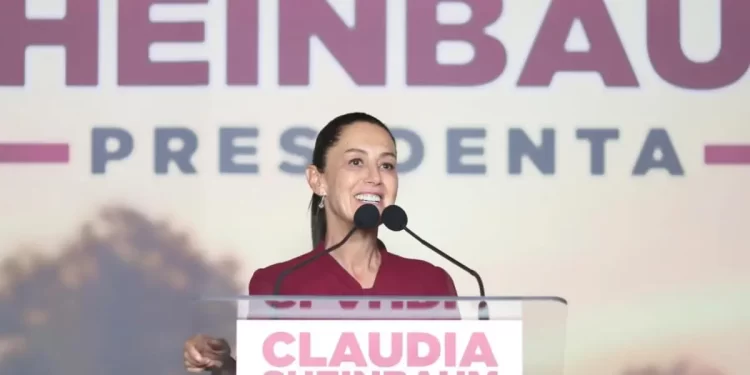 Sheinbaum se sube al Tren Maya y asegura que va a consolidar el proyecto ferroviario