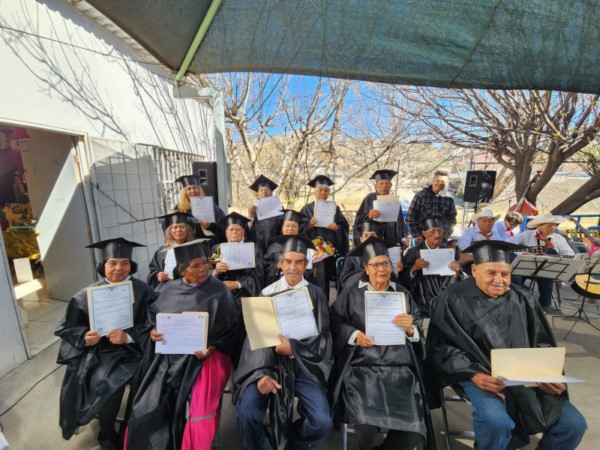 un grupo de 14 adultos mayores de la Casa del Abuelo Suroeste