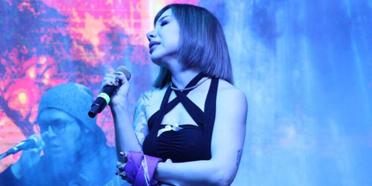 Encanta Samantha Barrón en su concierto por el Día Internacional de la Mujer, en Zacateca