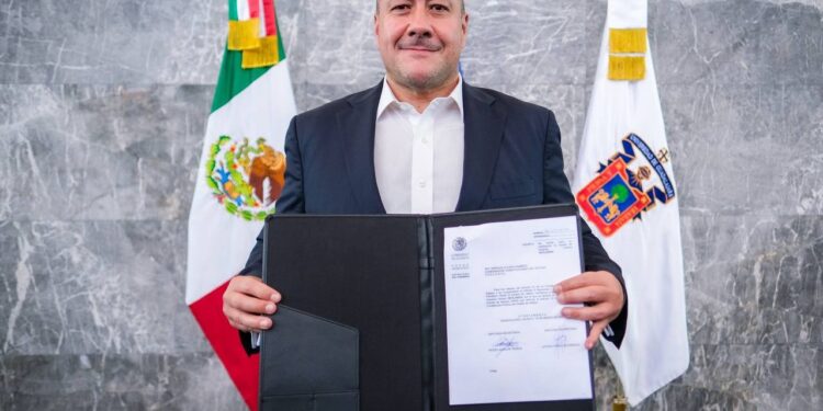 Comienza nueva era en la relación entre el Gobierno de Jalisco y la UdeG, firma Enrique Alfaro decreto en el que se aprueba el Presupuesto Constitucional para la universidad