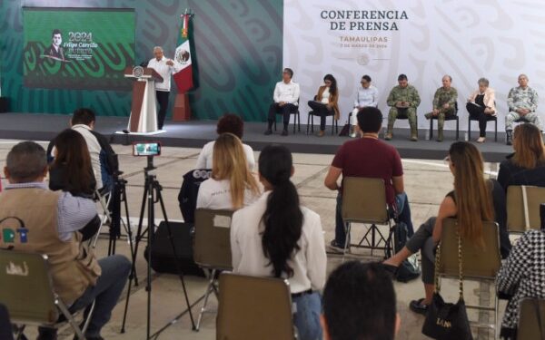 Presidente plantea diálogo en 20 días con madres y padres de 43 normalistas de Ayotzinapa; no habrá carpetazo, asegura