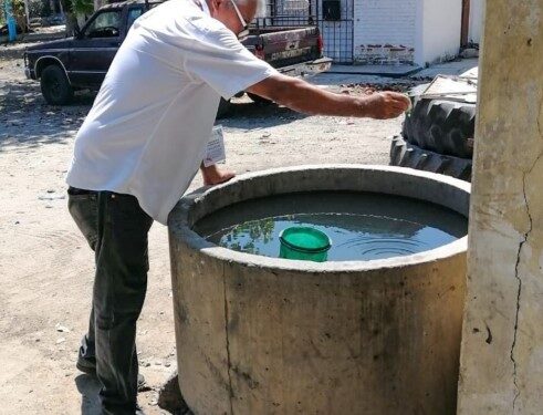 Tapar los depósitos de agua, fundamental para evitar el dengue
