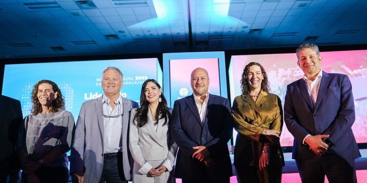 Asiste Enrique Alfaro al Informe Anual 2023 de Claudia Félix directora del Tec de Monterrey Campus Guadalajara