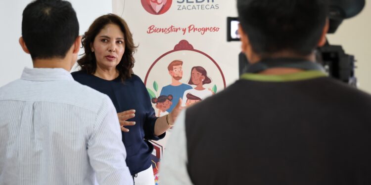 AVANZAN 15 PAREJAS EN PROCESO DE ADOPCIÓN, AL PARTICIPAR EN TALLER “ESCUELA PARA PADRES” QUE OTORGA EL SEDIF