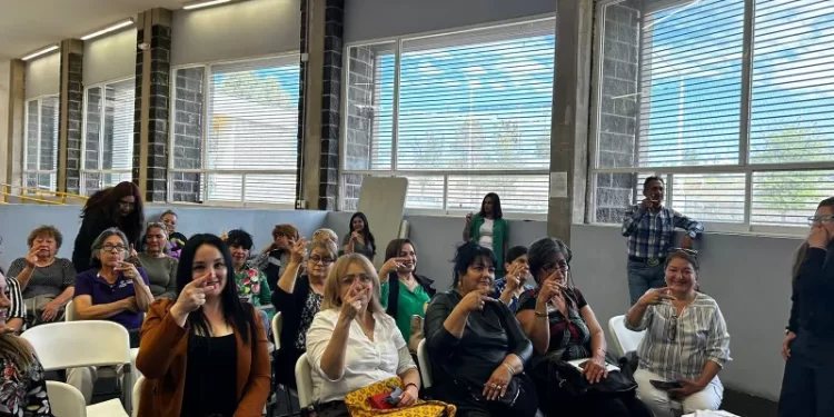 Capacitan a personal de centros comunitarios en Lengua de Señas Mexicana