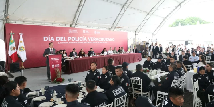 Día del Policía Veracruzano es conmemorado en solemne ceremonia y con reconocimientos