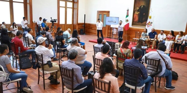 Gobierno solventará necesidades educativas de Oaxaca