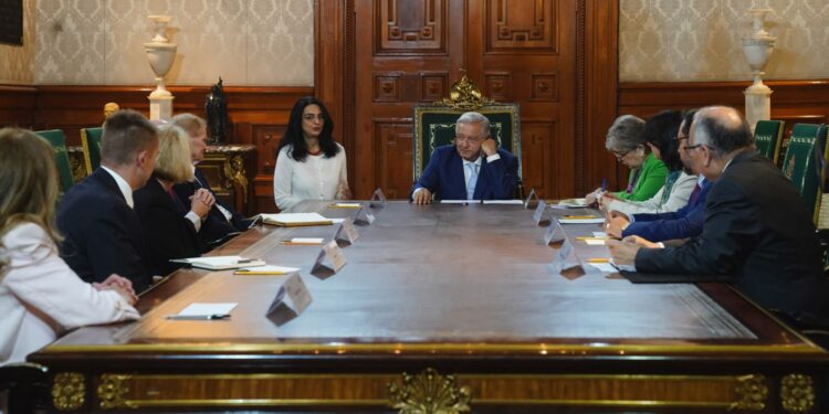 Presidente recibe en Palacio Nacional a representantes de la NASA; acuerdan cooperación