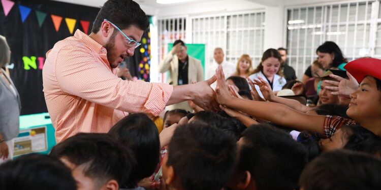 Reciben alumnos lentes del programa «Ver Bien para Aprender Mejor”