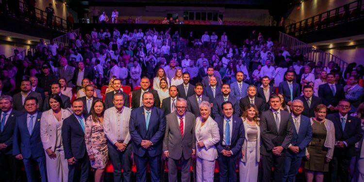 Rocha toma protesta a nueva presidenta de Canaco Culiacán