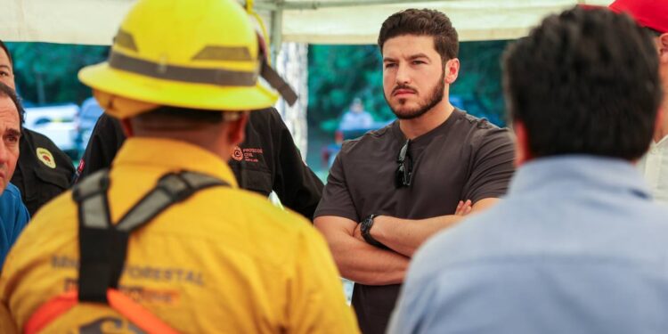 Supervisa Gobernador acciones de combate a incendio forestal en Santiago