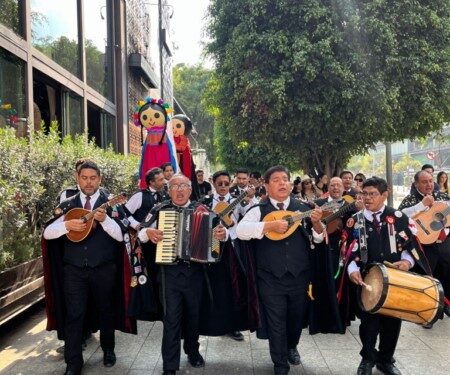 Con callejoneada en CDMX promueven turismo de romance de Querétaro