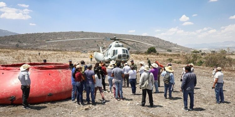Helicóptero de la Sedena se suma a los trabajos para sofocar incendio forestal en Tepelmeme