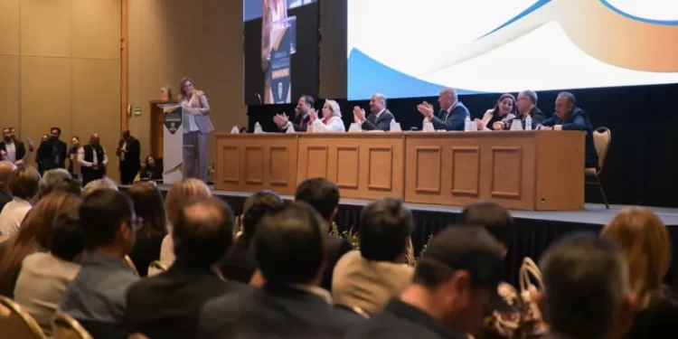 Llama Gobernadora a miembros de la Sección 42 del SNTE a proteger a la sociedad y a la niñez chihuahuense