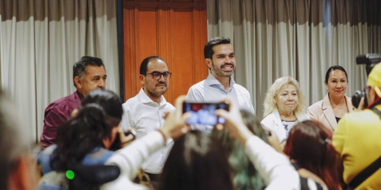 Formar un gabinete y un sector público compuesto por profesionales. Maynez