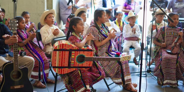 Niñas y niños triquis inauguran la exposición El camino del conejo