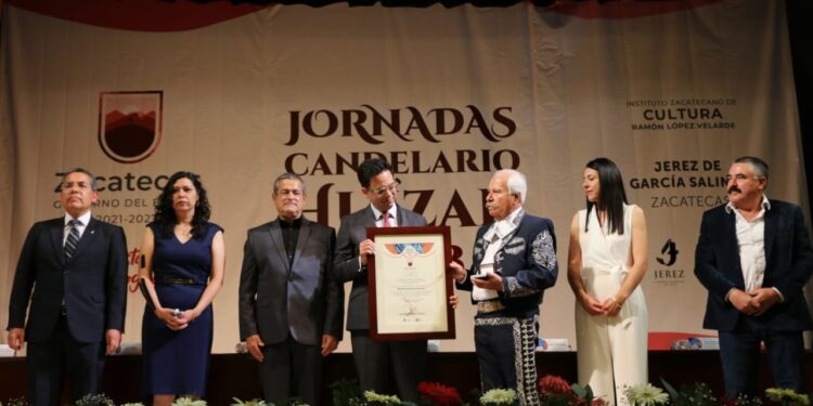 RECIBE NICOLÁS PUENTES LA MEDALLA AL MÉRITO MUSICAL CANDELARIO HUÍZAR 2023