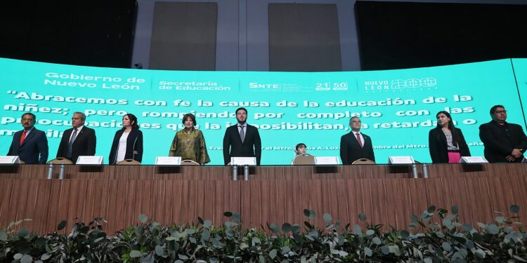 Reciben medalla “Maestro Rafael Ramírez” docentes de NL