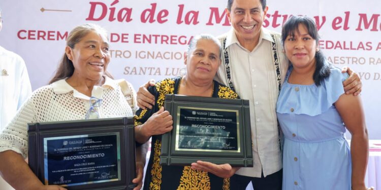 RECONOCEN LABOR DE MAESTRAS Y MAESTROS OAXAQUEÑOS