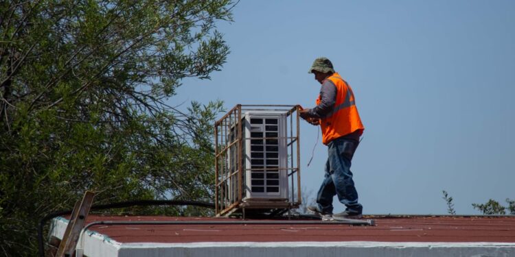 Refuerzan trabajos de mantenimiento integral y eléctrico en planteles de educación básica