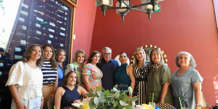 Rocha festeja a las madres del Sistema DIF Sinaloa