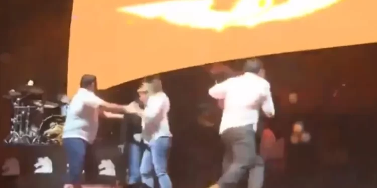 En el cierre de campaña de Lorenia Canavati, candidata por MC a la alcaldía de San Pedro, Nuevo León, se desplomó el templete donde se realizaba el evento