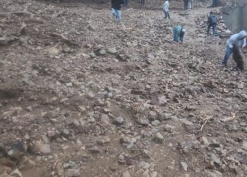 Cierran la circulación a la Sierra de Juárez por deslizamiento de lodo y piedras