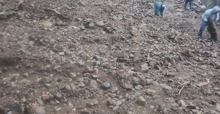 Cierran la circulación a la Sierra de Juárez por deslizamiento de lodo y piedras