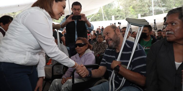 Entrega SEDIF prótesis a personas con discapacidad