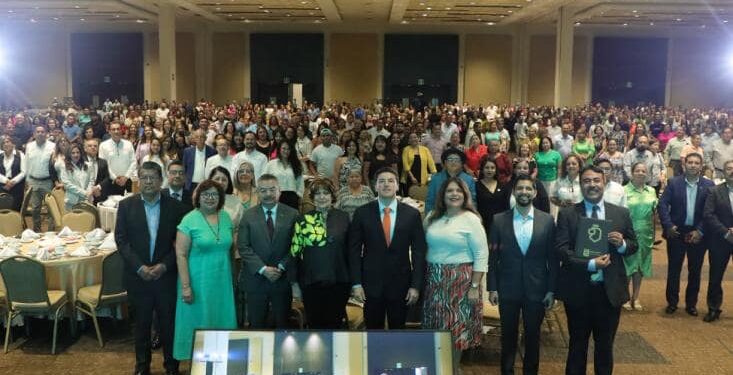 Galardona Gobierno del Estado al personal de apoyo y asistencia a la Educación