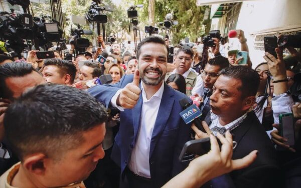 Maynez, emite su voto acompañado por su familia