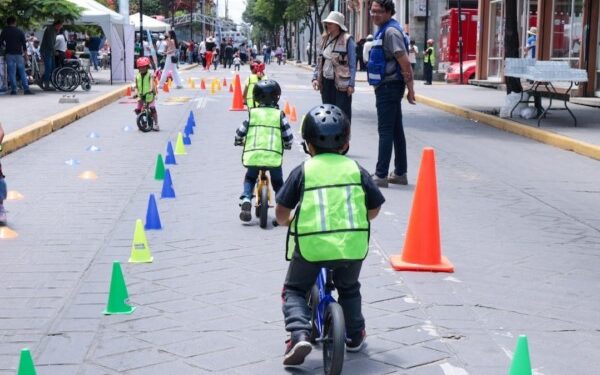 NIÑAS, NIÑOS Y ADOLESCENTES DISFRUTAN DE LA DIVERTI RUTA AL LADO DE SUS PADRES