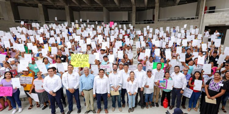 Nos cambió la vida; gracias al Presidente y al Gobernador: familias huatulqueñas