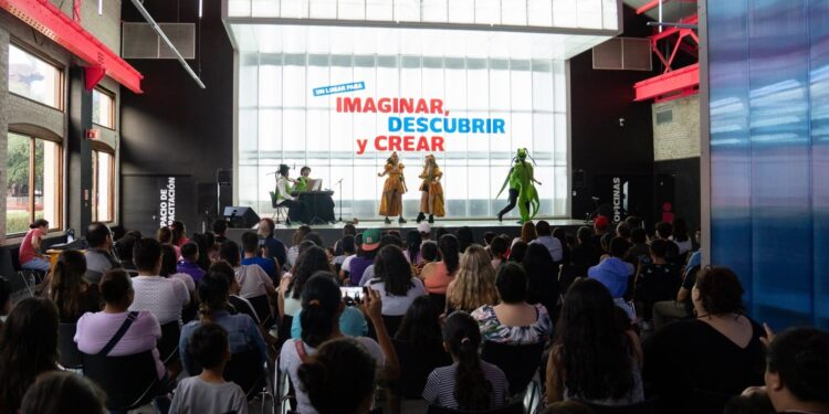 Presentan a niños tema de migración con creatividad