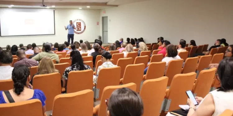 Reciben docentes de Ciudad Juárez conferencia «De la violencia cultural a la cultura de paz”