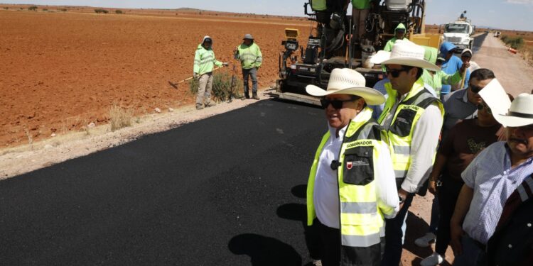 REHABILITA GOBERNADOR DAVID MONREAL TRAMOS CARRETEROS DE RÍO GRANDE
