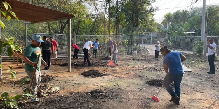 REALIZAN TEQUIO Y RESCATE DE ESPACIOS EN BARRIO PASO ANCHO DE HUATULCO