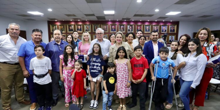 Entregan Rocha y Eneyda bombas de insulina para niñas y niños con diabetes