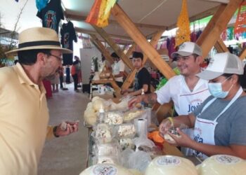 Tercera generación creadora del quesillo expone en la Feria del Mezcal