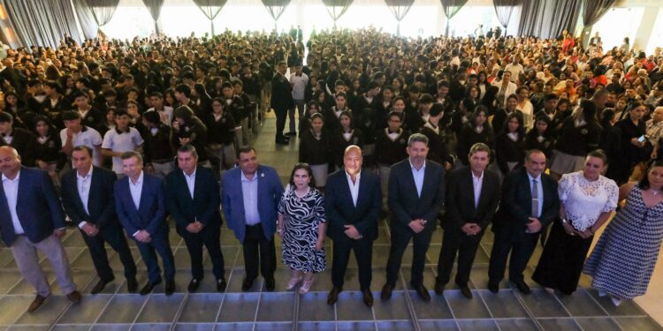 Apadrina Enrique Alfaro generación de egresados de la Secundaria Técnica 45 en Zapopan; es una de las 1,300 escuelas reconstruidas con el fideicomiso para la infraestructura educativa