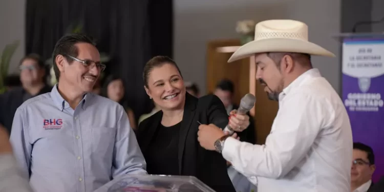 Celebra Maru Campos a cerca de 500 trabajadores estatales por Día de la Secretaria y el Secretario