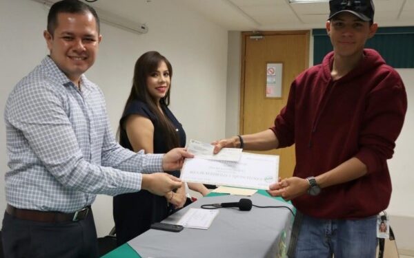 Destina Estado más de 780 mil pesos en becas para estudiantes de la UT Parral